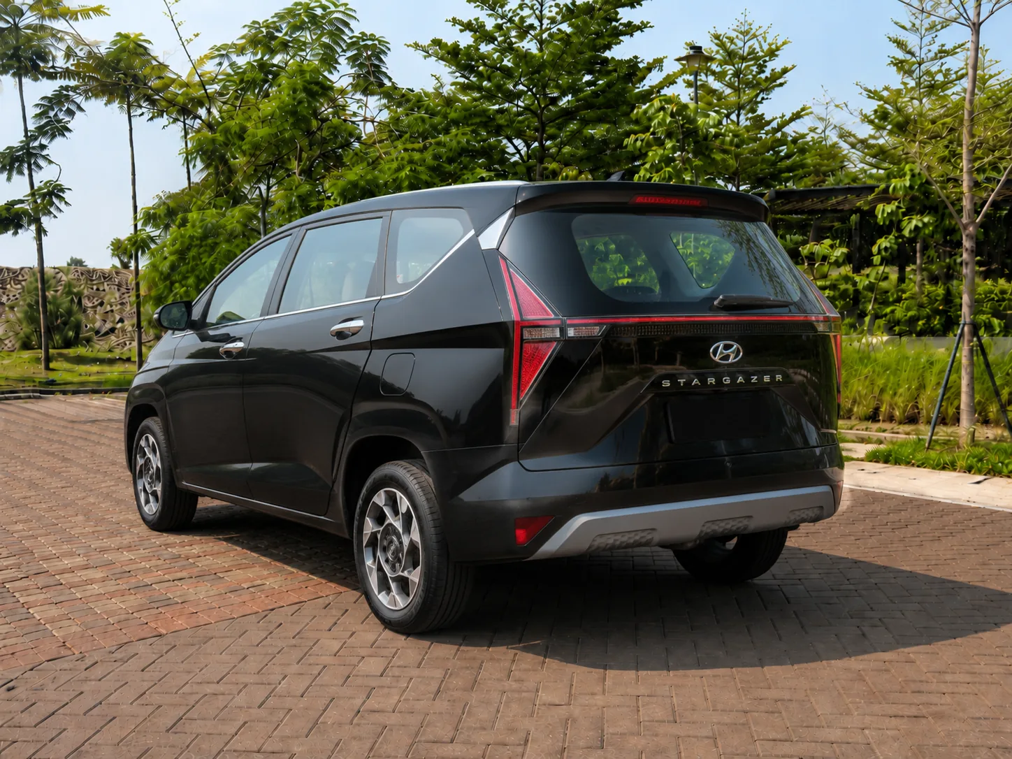 Hyundai Stargazer rear exterior real photo