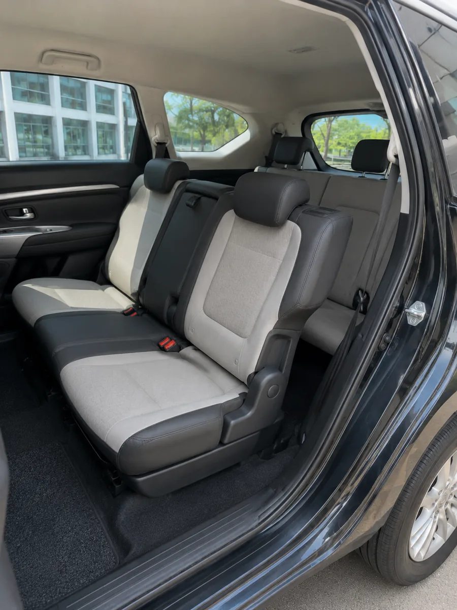 Hyundai Stargazer second row seats real interior photo