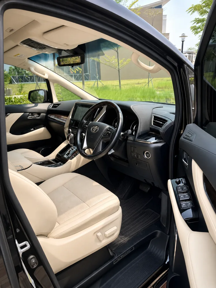 Toyota Alphard driver cockpit real photo