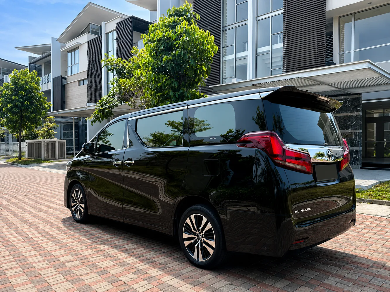 Toyota Alphard side exterior real photo