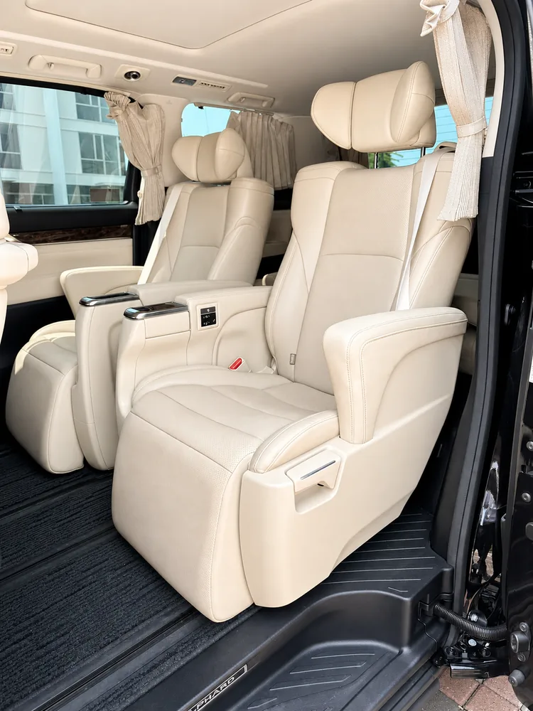 Toyota Alphard captain seats real interior photo