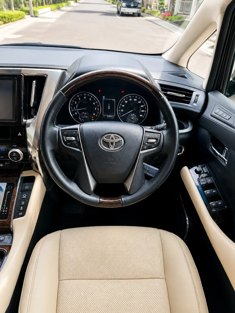 Toyota Alphard steering wheel real interior photo
