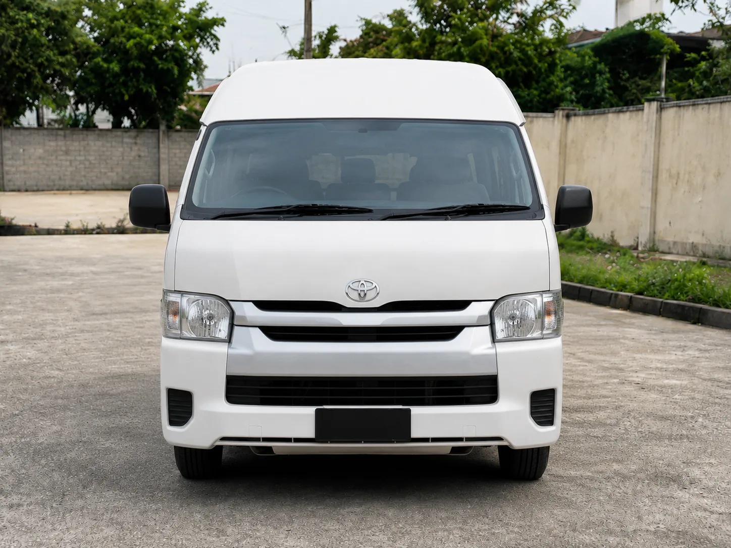 Toyota Hiace front exterior real photo