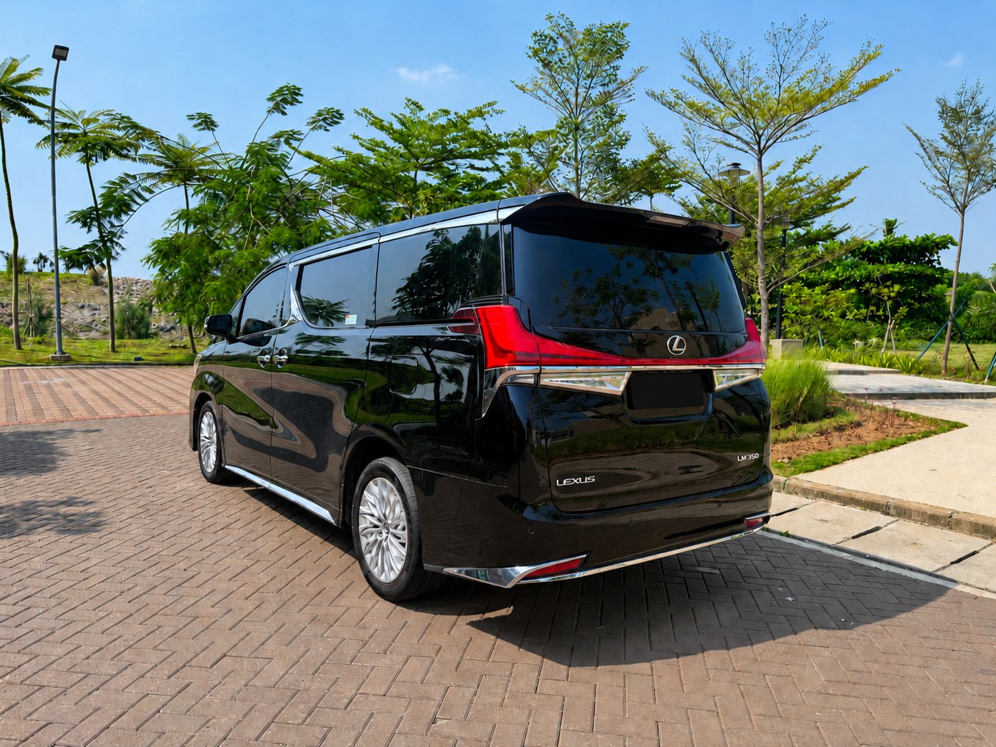 雷克萨斯 LM350 后方外观实拍